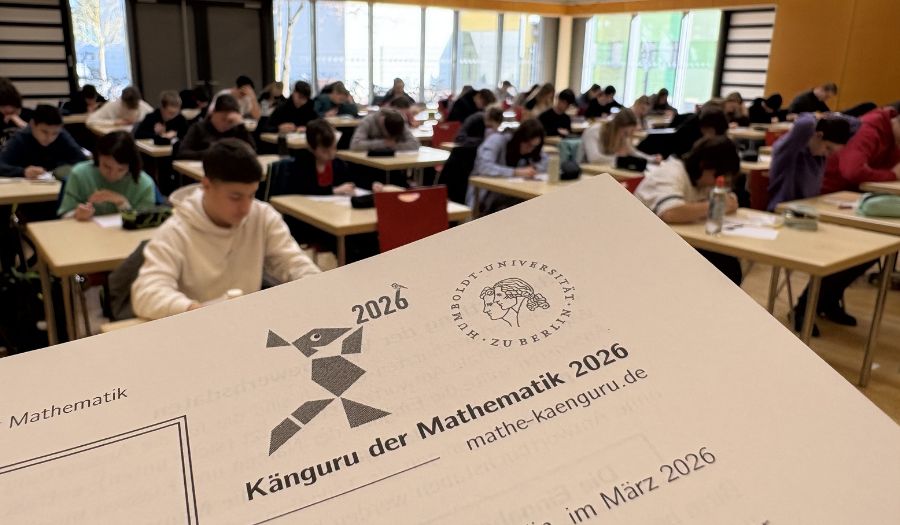 Rund 50 Schüler:innen knobeln mit dem Känguru